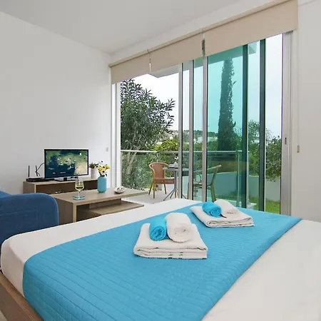 アパートホテル Coralli Beachfront 3*