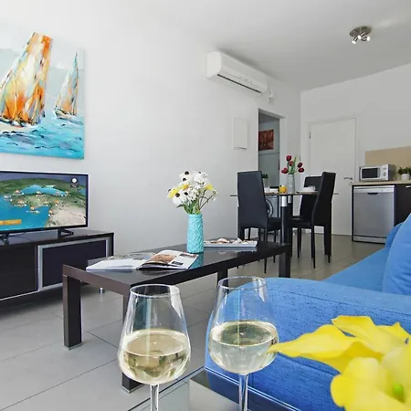アパートホテル Coralli Beachfront 3*